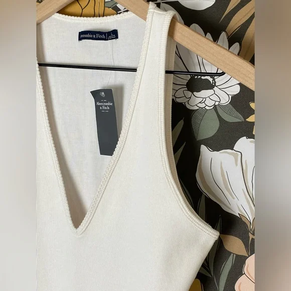 NWT Abercrombie & Fitch Seamless Rib Deep V-Neck Bodysuit Women Size Large - Picture 3 of 8